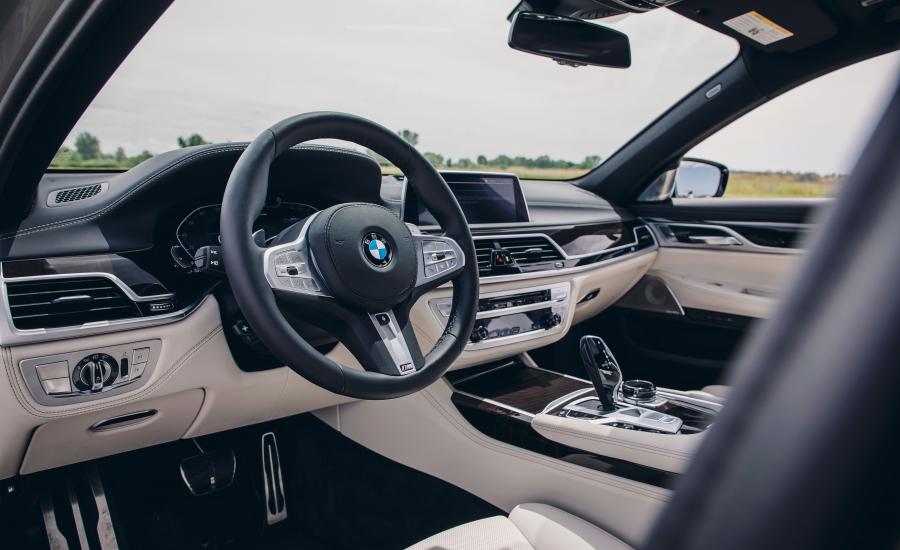 Интерьер BMW 745e xDrive M Sport (G11) 2019 года  (NA) (фото 7 из 32)